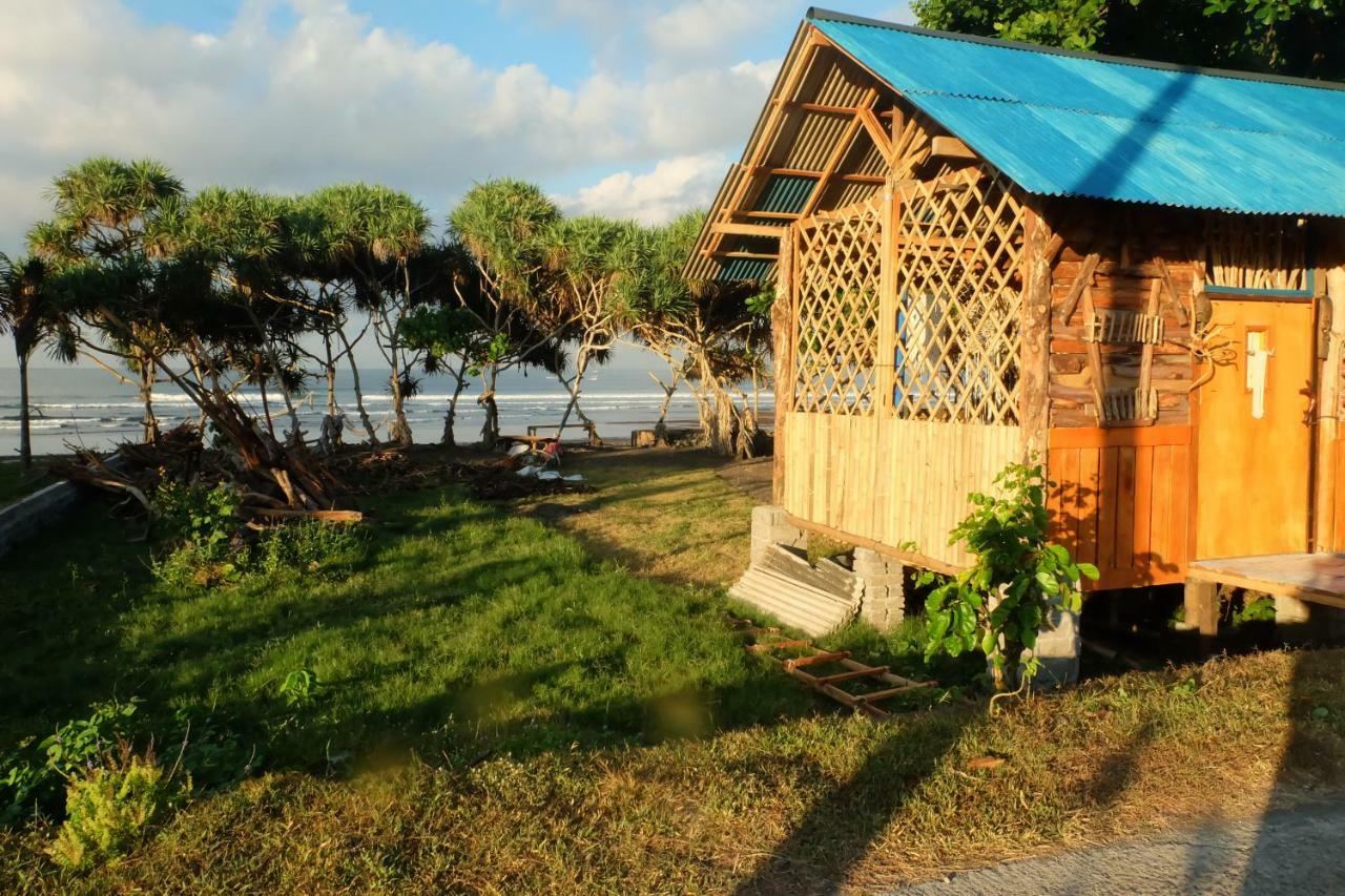 The Nyamo Surf & Stay Pulukan Exteriör bild