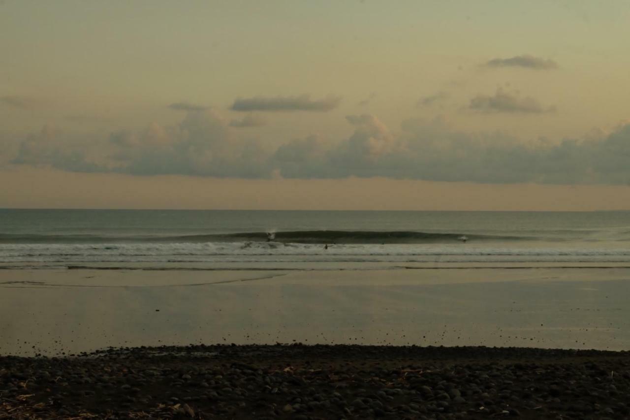 The Nyamo Surf & Stay Pulukan Exteriör bild