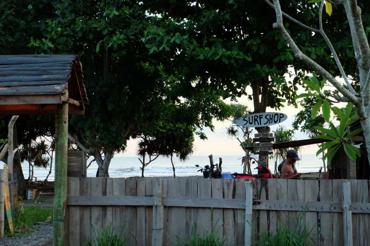 The Nyamo Surf & Stay Pulukan Exteriör bild